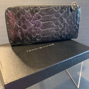 Tommy Hilfiger NWOT Women’s gray croc, silver zippered wallet.  With branded box